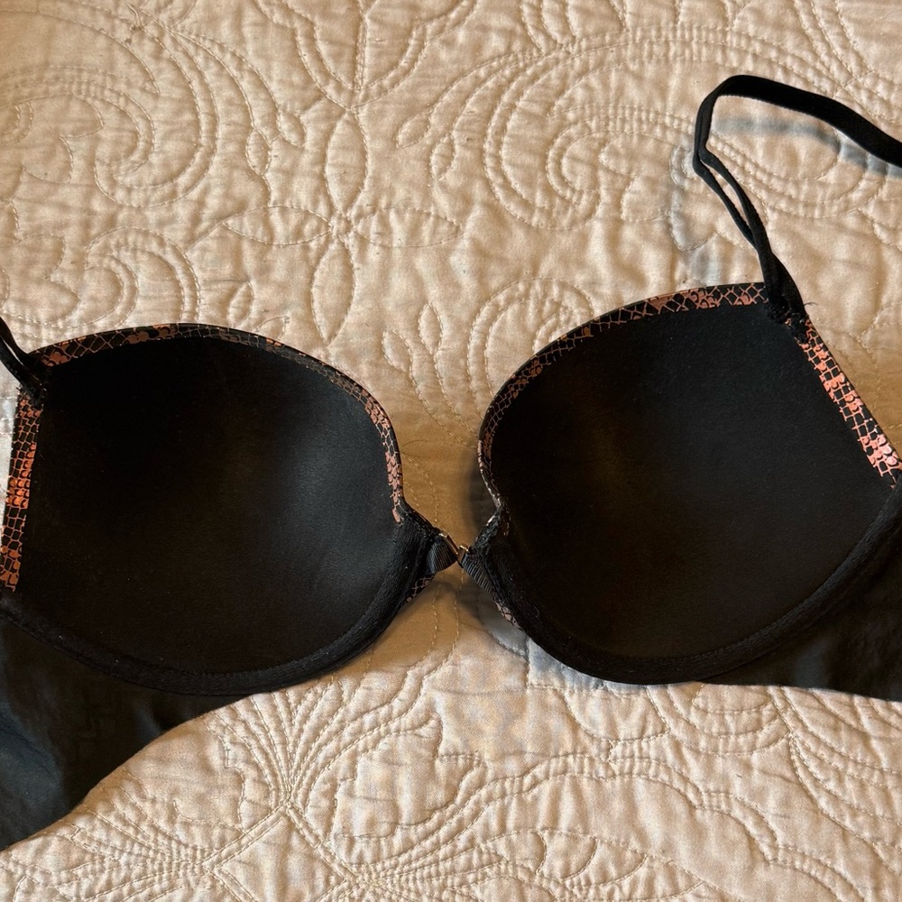 Victoria's Secret 32-D Black and Pink Snake Print Bra - Picture 4 of 9